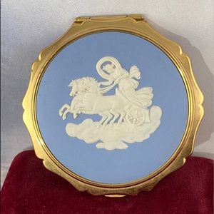 Vintage STRATTON Gold Tone Wedgwood Powder Compact